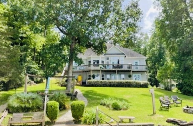 Idyllic 3 BR lake HOME for 8! Arcade fun! B-ball & air hockey! BIG & DEEP water!