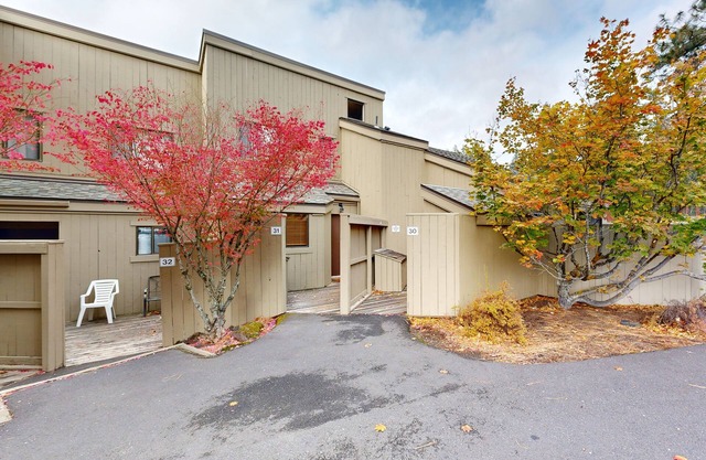Idyllic Central Oregon condo with pools, athletic courts, wood fireplace, & AC