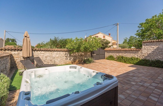 Idyllic Istrian stone house with whirlpool, table tennis, barbecue and air-conditioned bedrooms