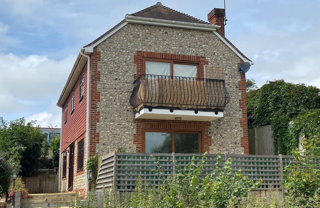 Idyllic Riverside Country Cottage for 6
