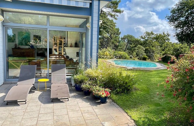 Idyllic villa with pool and lovely flowery garden - great for a relaxed holiday