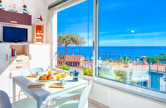 Il Geranio Sant'Elmo - sea-view, for 4, 5 minutes on foot from the beach, small garden