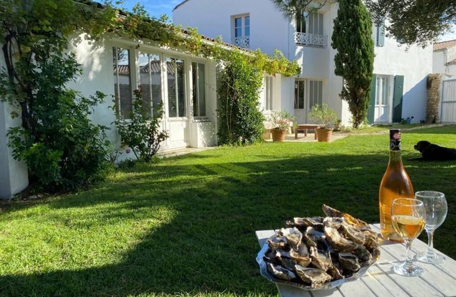 Ile de ré - loix - typical Ré house with great backyard,