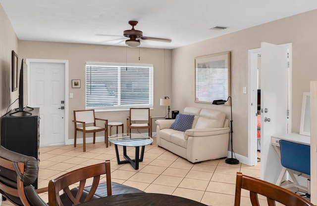 Immaculate 2 Bedroom, 2 Bath with Private Yard Near Beaches, Bars, Whole Foods