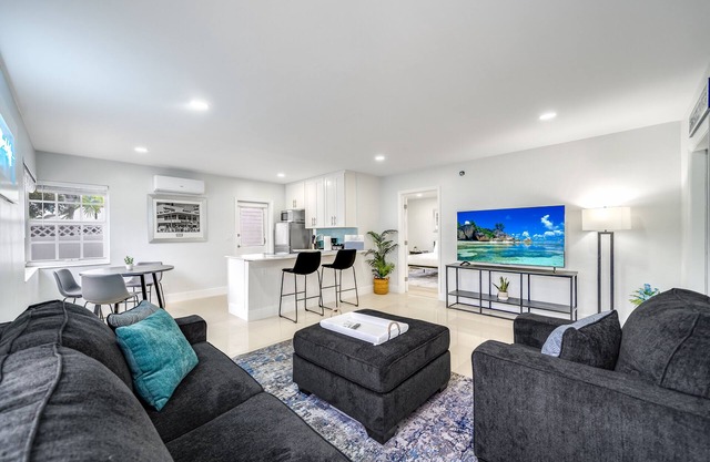 Immaculate Coastal Unit! Walk To Beach and Shops!