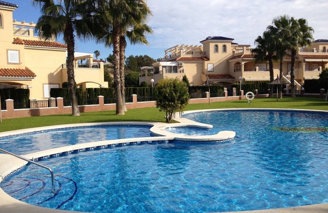 Immaculate Ground Floor 2 Bed Apartment In Gated Community With Pool