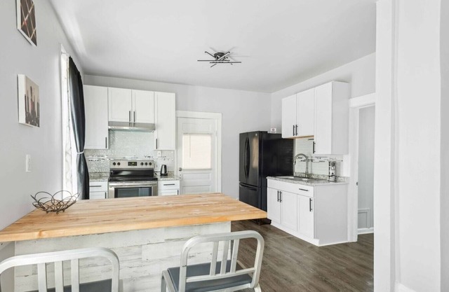 Immaculate Retreat: Modern 3-BR Gem in Lansing Detroit