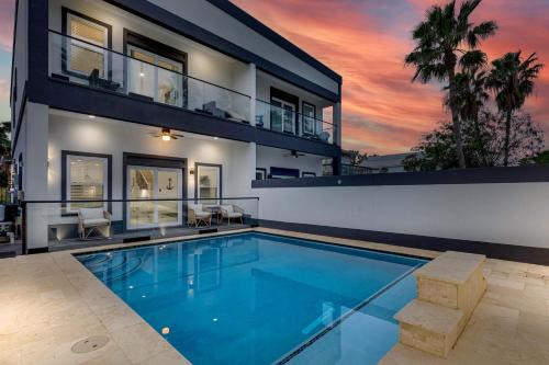 Immaculate Townhouse w Pool & Balcony South Padre