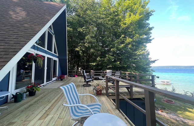 Imogene's- Torch Lake cottage, waterfront w/dock