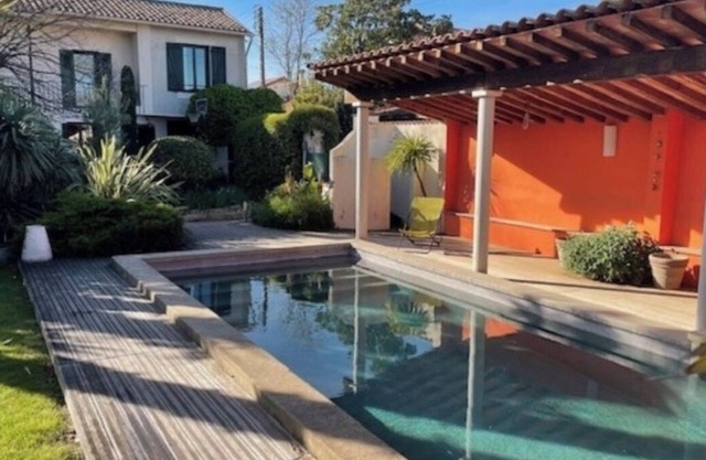 Impressionist villa with outbuilding