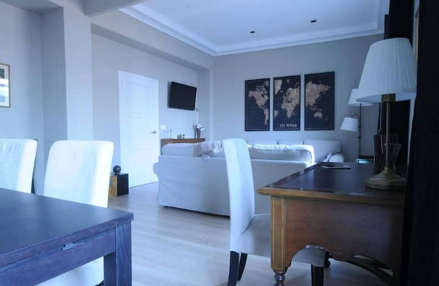 Impressive apartment: 170 m2, Historic center 4 minutes from the port and the beach