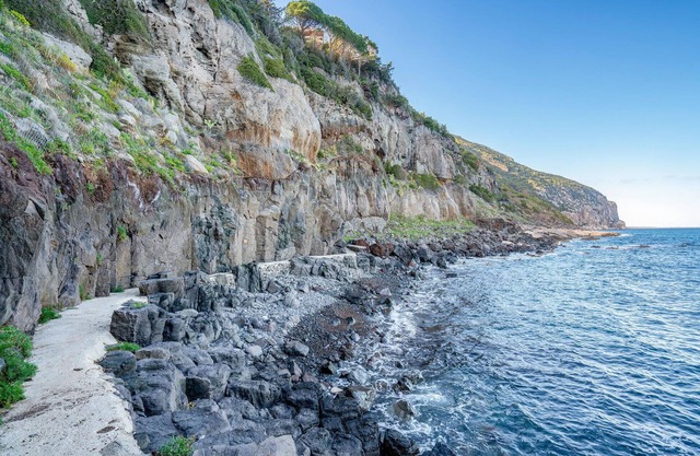 In a quiet location welcomes you this charming vacation home in Orosei.