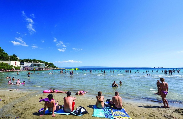 In a suburb of Split welcomes you this compact apartment with private pool.