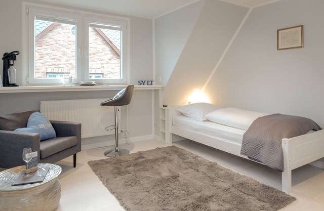 In order to make the apartment airy and yet cozy, a lot of white was used here.