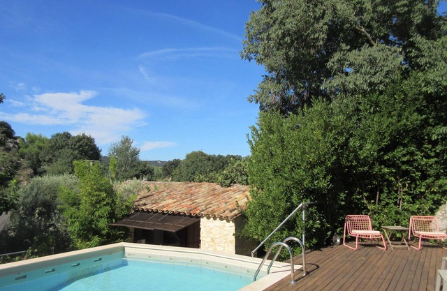 In Provencal mas GITE 2 people with shared pool