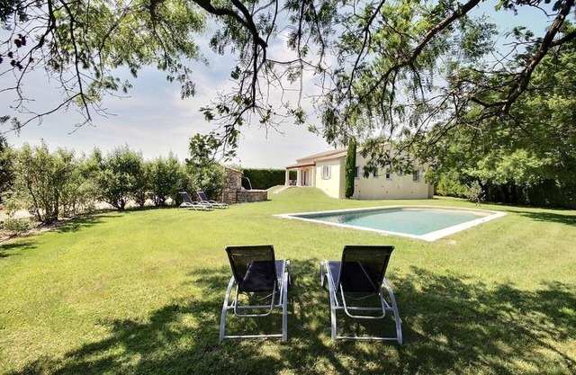 In PROVENCE, Facing LUBERON, A LITTLE CORNER OF PARADISE, PRIVATE VILLA FOR 6 Pers