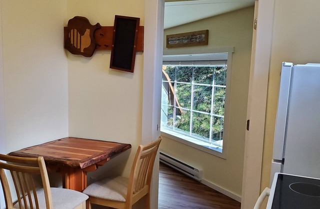 In Telegraph Cove, rare gem, private, TV, High-speed WiFi, no cleaning fees
