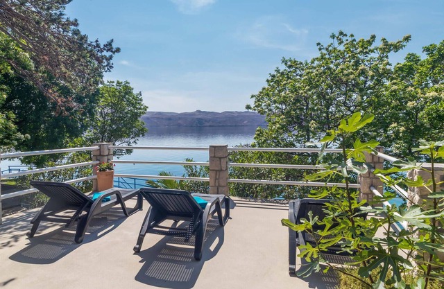 In the first row to the sea and beach welcomes you this charming vacation home with maritime flair.