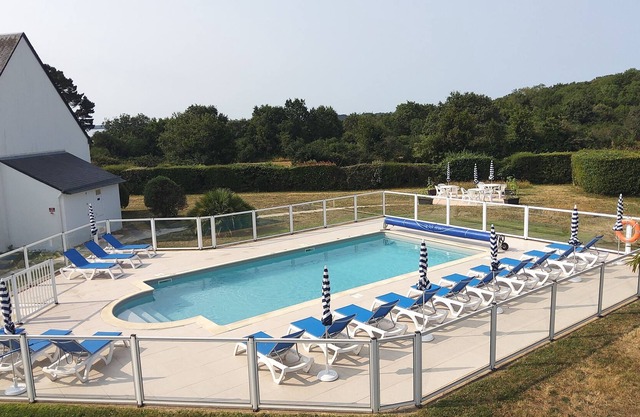 IN THE HEART OF THE GULF - BEAUTIFUL T2 RENOVATED WITH HEATED SWIMMING POOL FOR 4 PEOPLE.