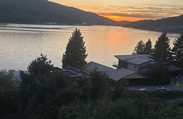 In the Heart of PoMo a site of Tranquility and Modern living - Cozy and COMFY!