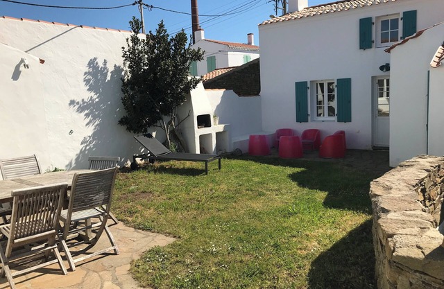 In the heart of Port Joinville in YEU, two small houses full of charm