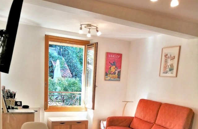 In the heart of the old town near the castle quiet with private parking