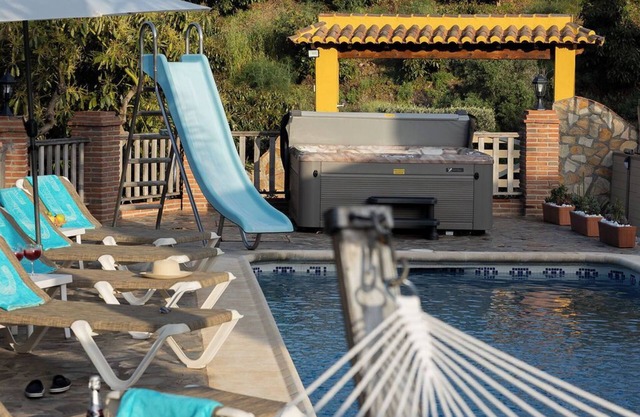 IN THE MOUNTAINS OF THE COSTA DEL SOL. Villa with private swimming pool - hot jacuzzi