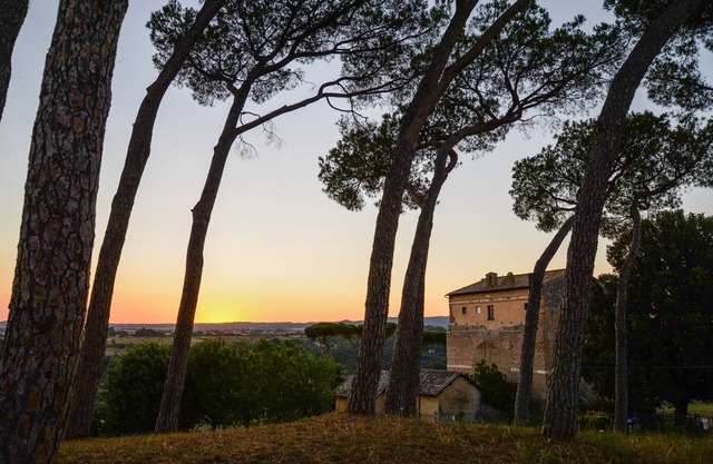 In Villa Silj parkland, family friendly, swimming pool, metro to city centre