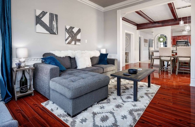 Incredible Restored Victorian, *Pet Friendly*, 2 Blocks To Park and River, Fenced Backyard, BBQ