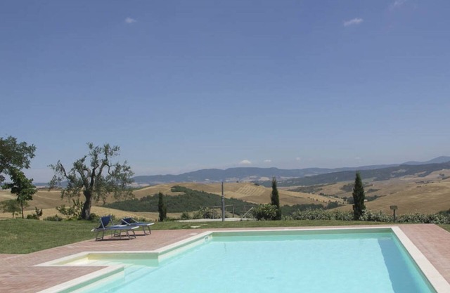 Independent residence with 4 apartaments and pool in val d'Orcia