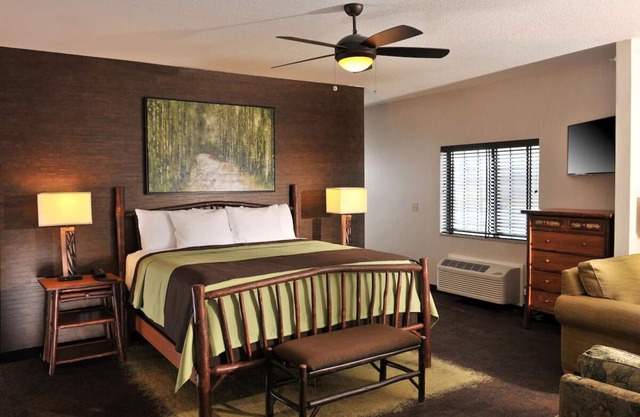 Independence Modern Lodge: Unique Decor, Free Breakfast, Lake View