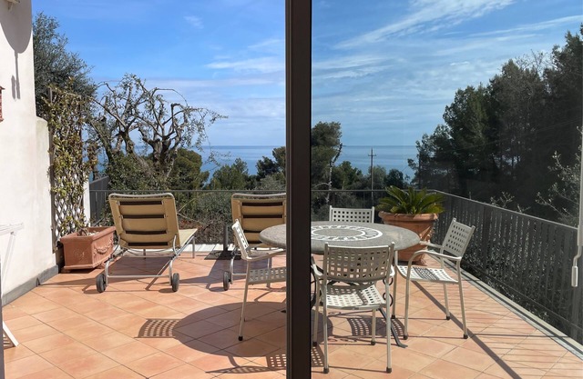 Independent apartment with large terrace facing the sea