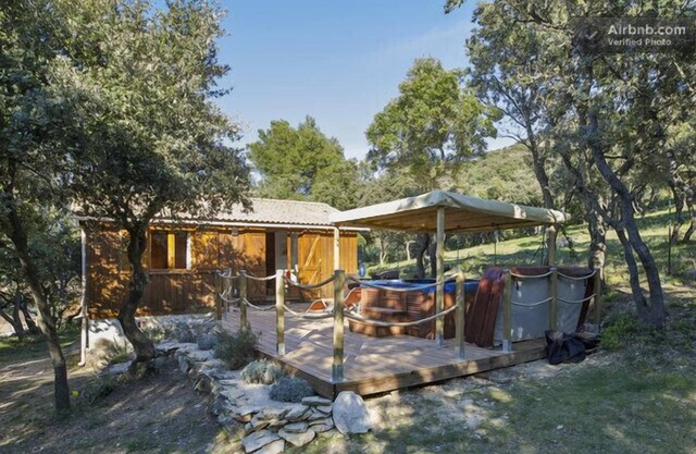 Independent cottage with private hot tub near AVIGNON