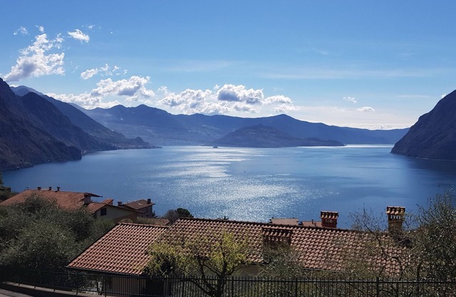 Independent house with amazing lake view and swimming pool