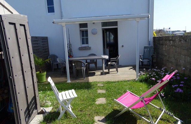 Independent studio + enclosed garden.800 m from Plage du Ster and 5 kms from La Torche
