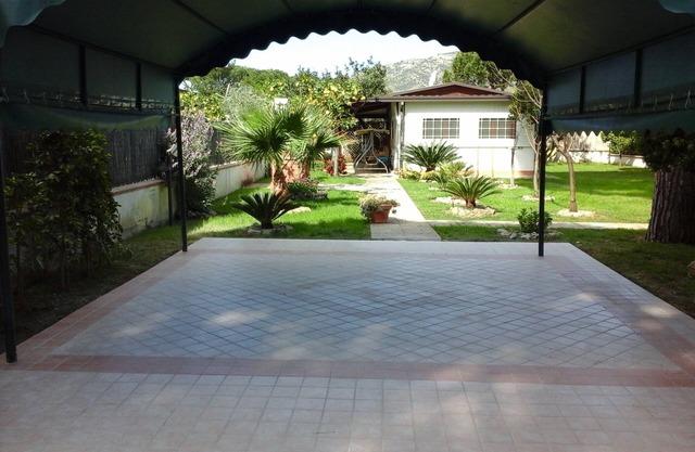Independent villa with access to the sea, jump zone of funds, large garden