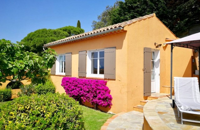 Individual house. Exceptional sea view, swimming pool, beach 400 m'away.