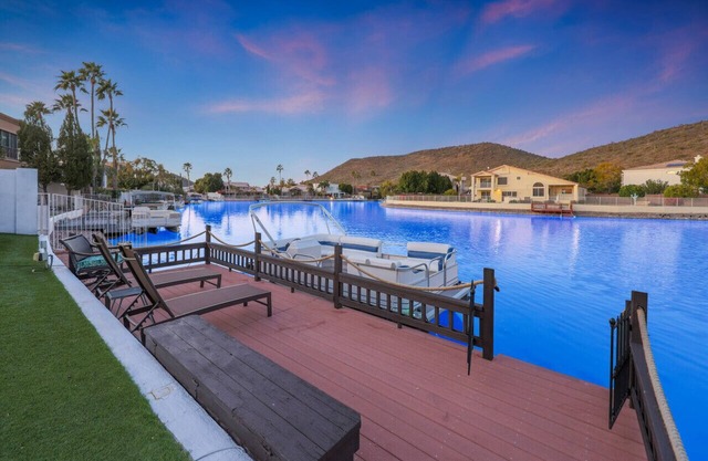 Indoor/Outdoor Kitchen! Heated Pool, Spa + Boat