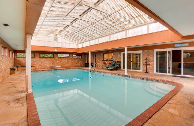 Indoor Pool: Peaceful Oasis in Hitchcock!