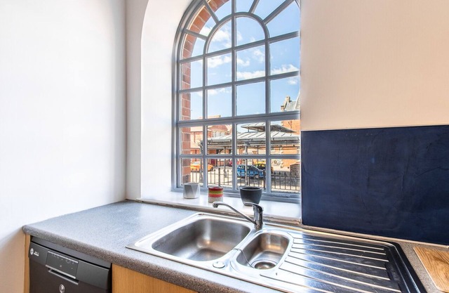 Industrial 2 bed apartment in central Newark
