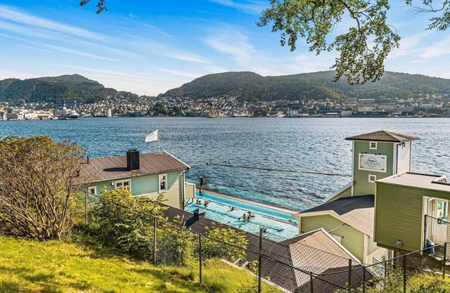 Inexpensive house in beautiful neighbourhood!