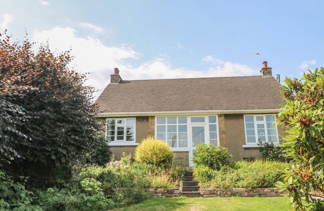 INGLEDENE, pet friendly, with a garden in Chinley