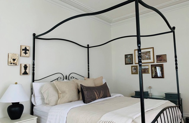 Inn on the Avon: a charming escape offering refined comfort and timeless charm.