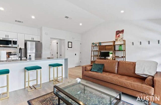 Insta-Ready Apartment in Barton Hills w/King Bed