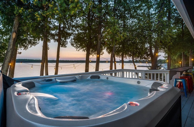 Insta-worthy Waterfront Cottage with Hot Tub