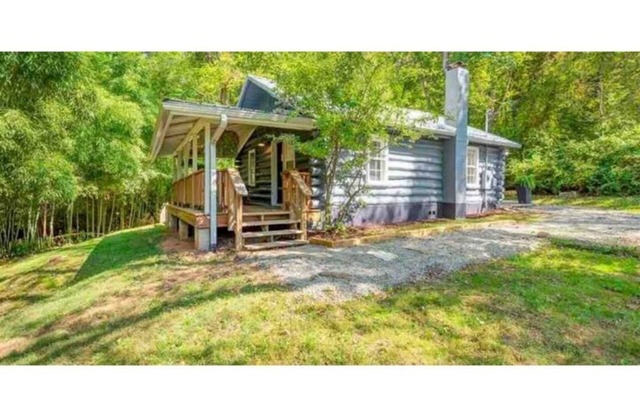 Instaworthy Log Cabin - Dog and EV Friendly