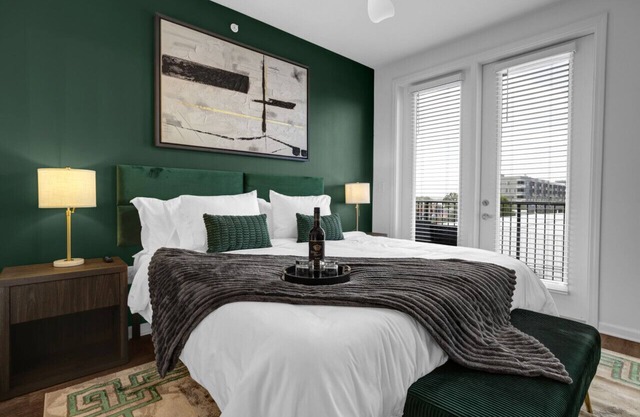 Intimate Flat w/Pool, Gym, & Stunning City Views