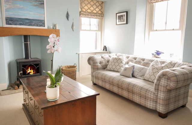 INVERMAY, pet friendly, character holiday cottage in Pittenweem