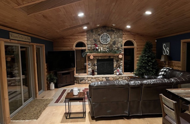 Inviting 4BR/3Bath Home w/hot tub on crystal clear Devil's Lake in Webster, WI