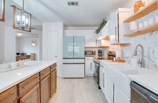 Inviting Arlington Home w/ Furnished Patio